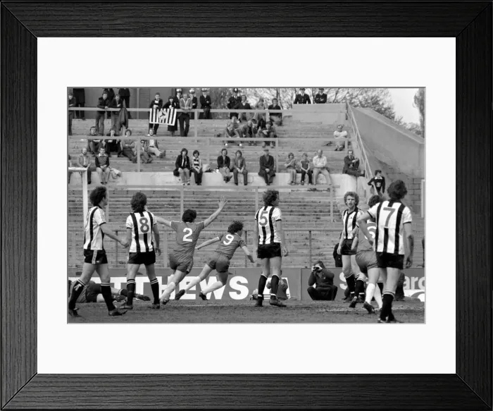 Framed Print : English Division 2 football. Chelsea 1 v. Notts County 0. April 1980 LF03-01-060 Framed Print : English Division 2 football. Chelsea 1 v. Notts County 0. April 1980 LF03-01-060