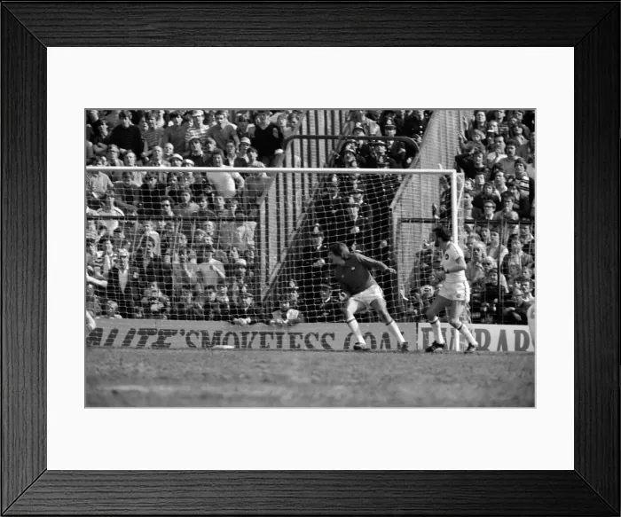Framed Print : F.A Cup Semi Final - West Ham 1 v. Everton 1. April 1980 LF02-26-139 *** Local Caption Framed Print : F.A Cup Semi Final - West Ham 1 v. Everton 1. April 1980 LF02-26-139 *** Local Caption