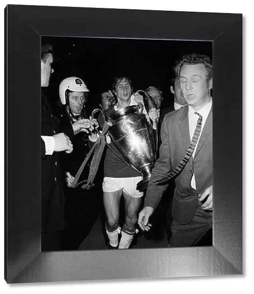 Johan Cruyff of Ajax in Panathinaikos shirt with cup 1971 at Wembley