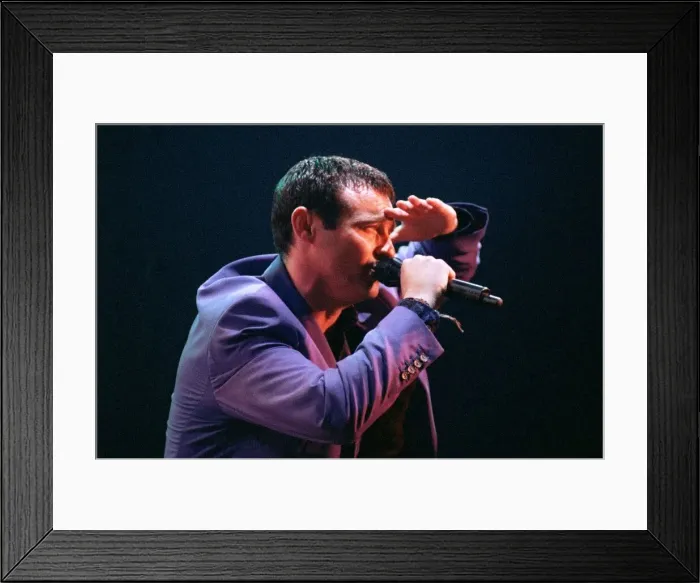 Framed Print : Marti Pellow singer with Wet Wet Wet pop group September 1997 in concert at Parkhead