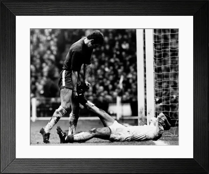 Framed Print : FA Cup Final at Wembley April 1970 Chelsea 2 v Leeds United 2 Peter Osgood Framed Print : FA Cup Final at Wembley April 1970 Chelsea 2 v Leeds United 2 Peter Osgood