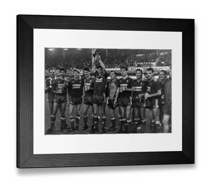 Framed Print : Alan Hansen of Liverpool with Screen Sport Super Cup 1986 Framed Print : Alan Hansen of Liverpool with Screen Sport Super Cup 1986