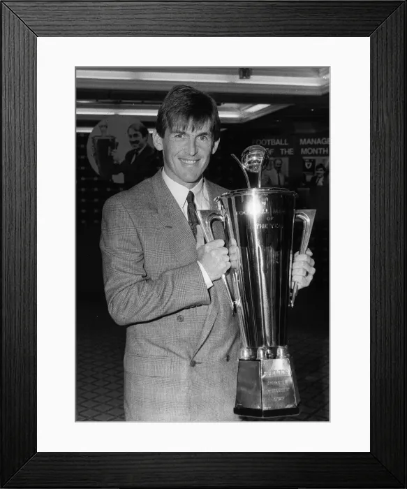 Framed Print : Kenny Dalglish of Liverpool with Manager of Year Cup 1986 Framed Print : Kenny Dalglish of Liverpool with Manager of Year Cup 1986