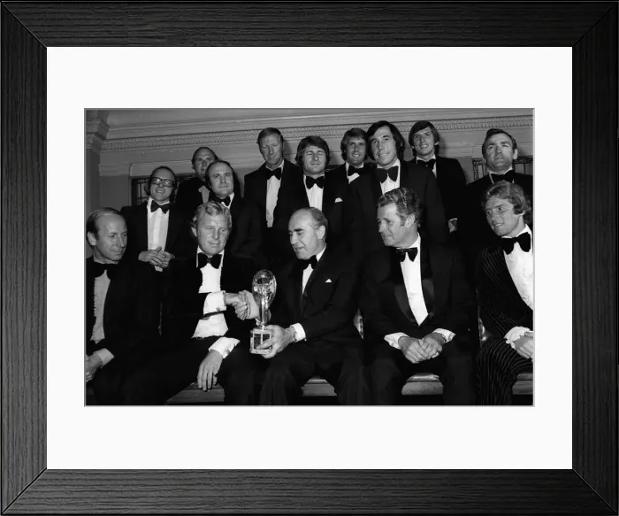 Framed Print : Sir Alf Ramsey shakes hands with Bobby Moore July 1974 Framed Print : Sir Alf Ramsey shakes hands with Bobby Moore July 1974