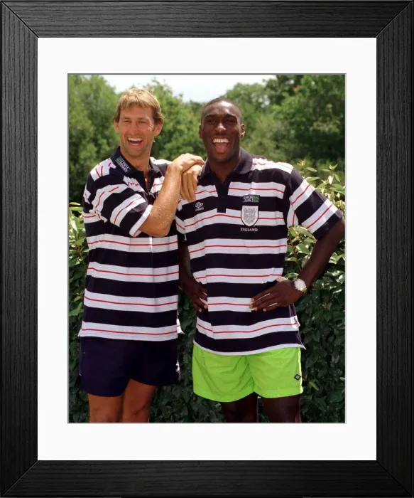 Framed Print : England defenders Tony Adams and Sol Campbell JUNE 1998 in France training Framed Print : England defenders Tony Adams and Sol Campbell JUNE 1998 in France training