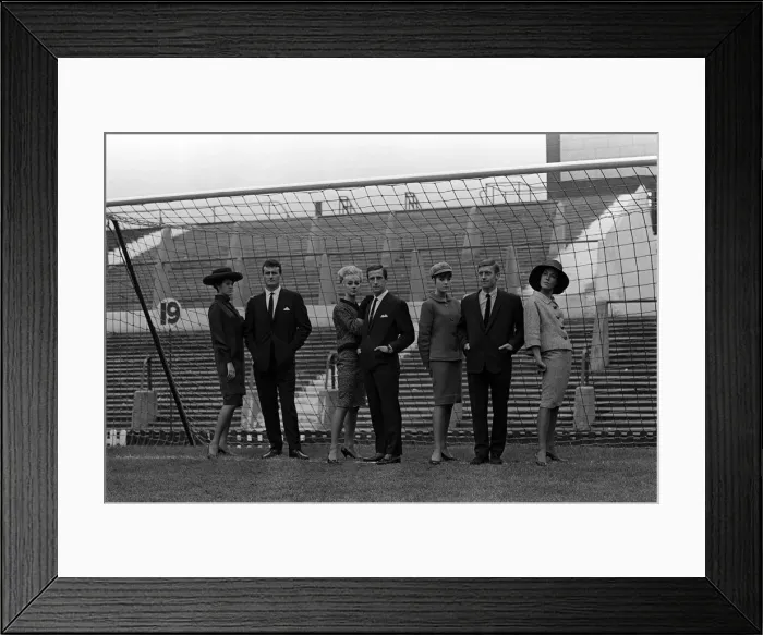 Framed Print : Noel Cantwell of Manchester United September 1963 with models Framed Print : Noel Cantwell of Manchester United September 1963 with models