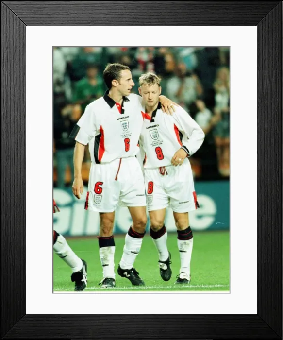 Framed Print : Gareth Southgate consoles David Batty at World Cup 1998 after his penalty Framed Print : Gareth Southgate consoles David Batty at World Cup 1998 after his penalty