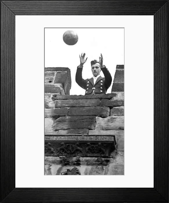 Framed Print : Throwing the ball from the Barbican at Alnwick Castle, to start the ancient Shrovetide Framed Print : Throwing the ball from the Barbican at Alnwick Castle, to start the ancient Shrovetide