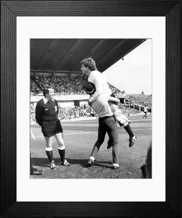 Framed Print : An enthusiastic fan welcomes Kevin Keegan to St. Jamess Park Framed Print : An enthusiastic fan welcomes Kevin Keegan to St. Jamess Park