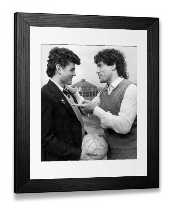 Framed Print : Kevin Keegan gives advice to Newcastle schoolboy Ian Bogie on his Wembley debut
