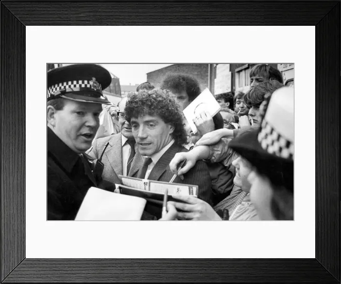 Framed Print : Kevin Keegan besiged by autograph hunters at Charlton Circa 1983