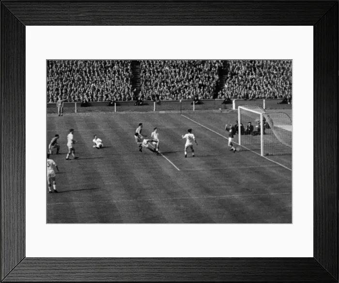 Framed Print : 1957 FA Cup Final Aston Villa 2 Manchester United 1 Played May 4 1957