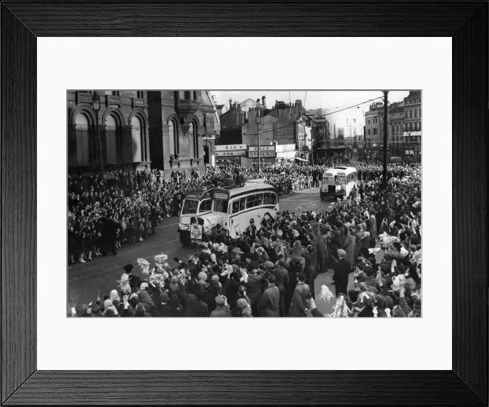 Framed Print : Crwods line the streets of Liverpool city centre as they welcome home the Liverpool team