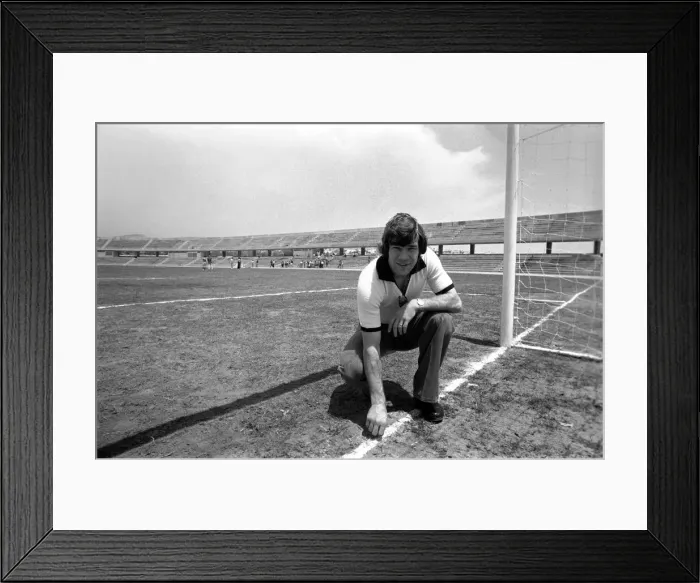 Framed Print : England footballer Malcolm MacDonald in training before the European Championship Framed Print : England footballer Malcolm MacDonald in training before the European Championship