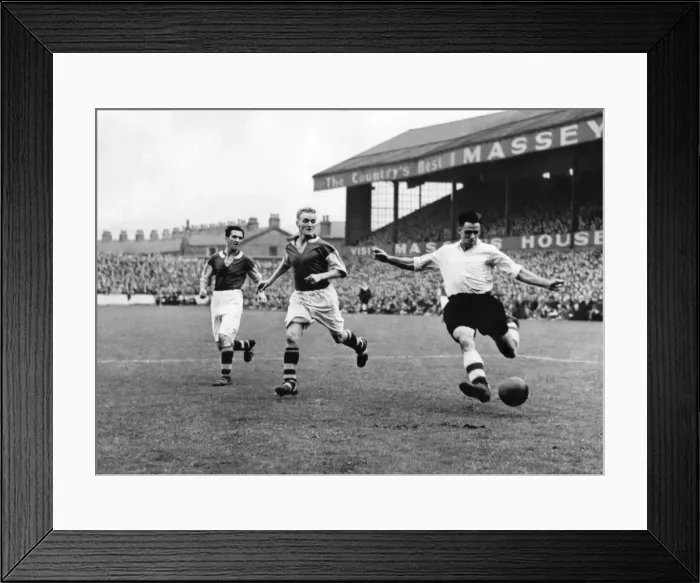 Framed Print : English League Division One match Burnley 0 v Arsenal 1 Framed Print : English League Division One match Burnley 0 v Arsenal 1