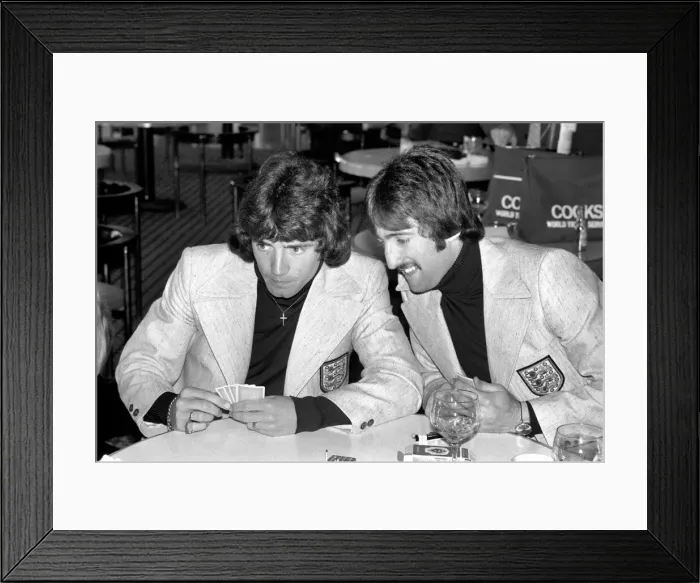 Framed Print : England footballer David Johnson (right) looks over Kevin Keegan