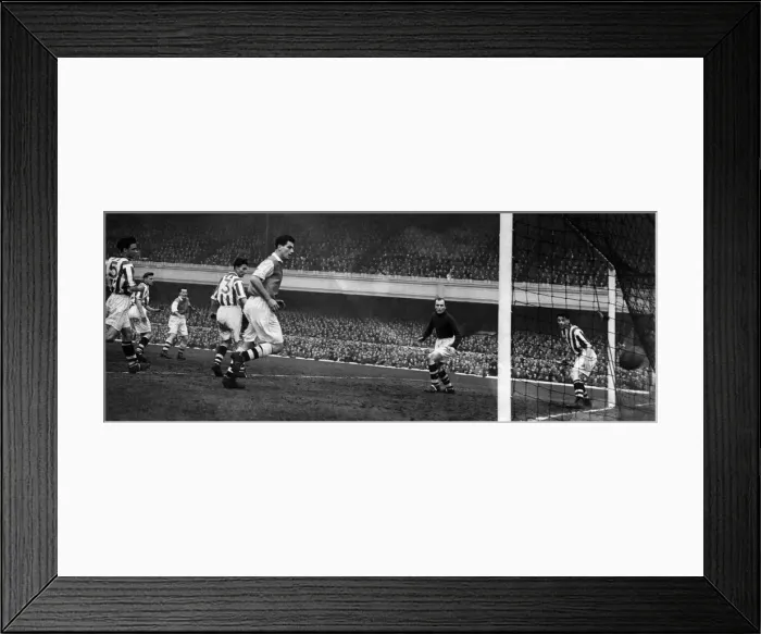 Framed Print : Arsenal v. West Bromwich at Highbury. Roper, Arsenal Outside left Framed Print : Arsenal v. West Bromwich at Highbury. Roper, Arsenal Outside left