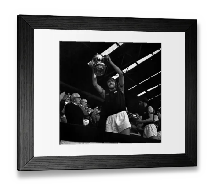 Framed Print : FA Cup Final at Wembley Stadium West Ham 2 v Fulham 0 Billy Bonds lifts
