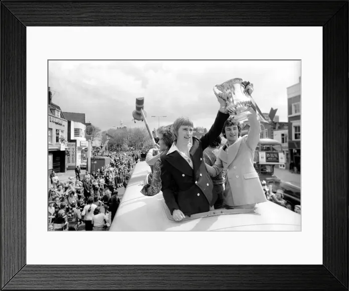 Framed Print : Triumphant West Ham players parade the FA cup trophy to their fans from an open top Framed Print : Triumphant West Ham players parade the FA cup trophy to their fans from an open top