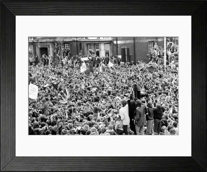 Framed Print : Jubilant West Ham fans outside Newham Town Hall as the West Ham team arrive at the end