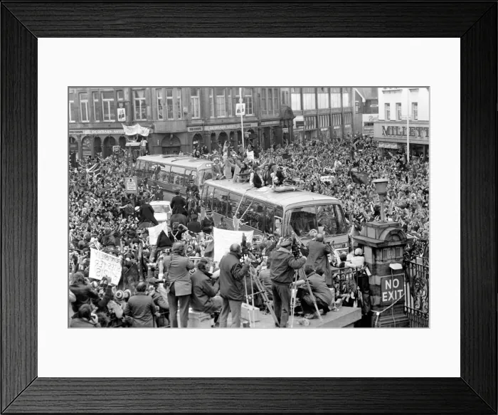 Framed Print : Triumphant West Ham players parade the FA cup trophy to their fans from an open top Framed Print : Triumphant West Ham players parade the FA cup trophy to their fans from an open top