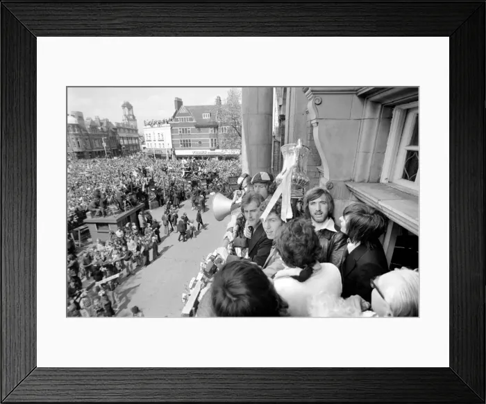 Framed Print : West Ham players including captain Billy Bonds show off the trophy to fans gathered below