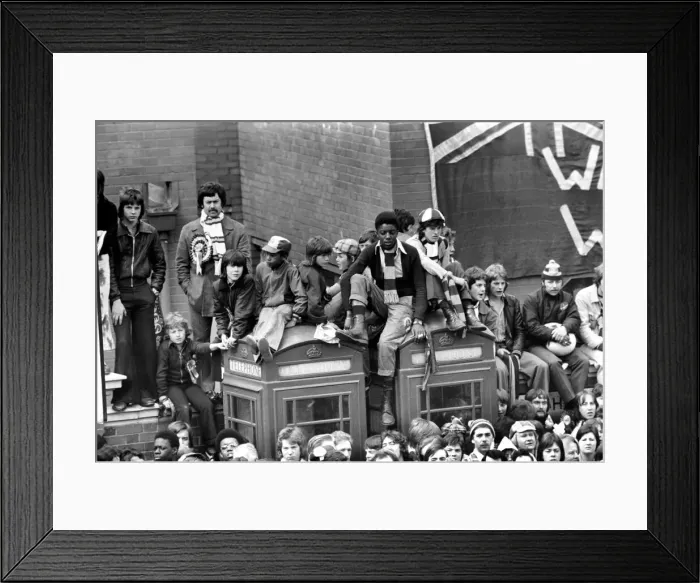 Framed Print : Jubilant West Ham fans gathered outside Newham Town Hall as the West HAm team arrive