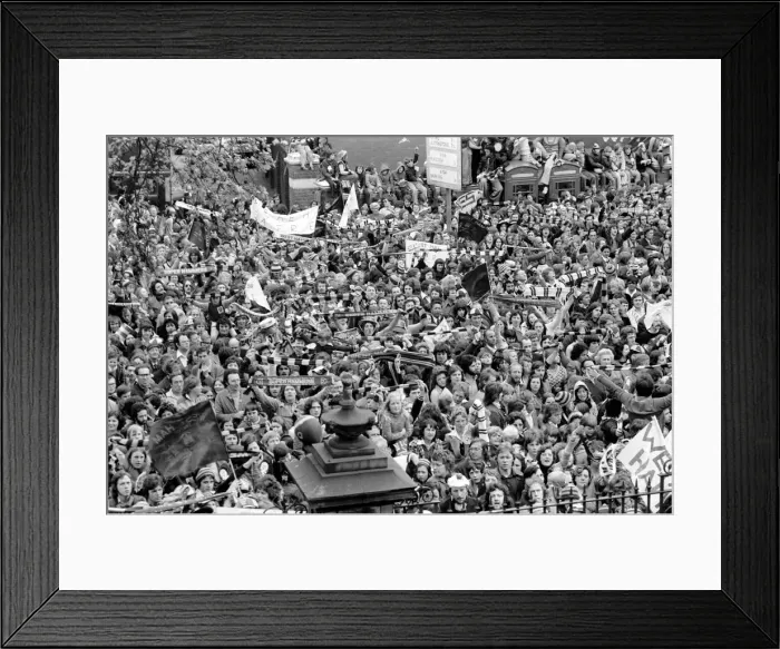 Framed Print : Jubilant West Ham fans gathered outside Newham Town Hall as the West HAm team arrive
