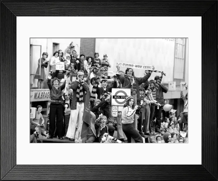 Framed Print : West Ham fans try to get a good view above the crowds during the West Ham victory parade Framed Print : West Ham fans try to get a good view above the crowds during the West Ham victory parade