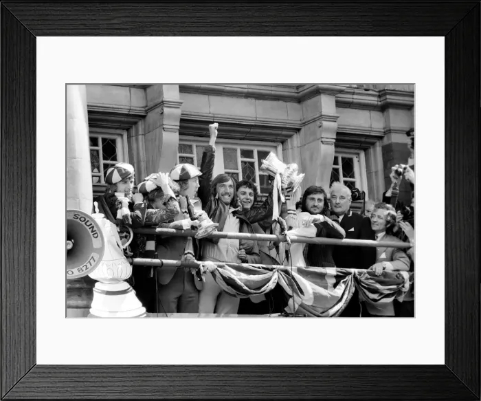Framed Print : Triumphant West Ham captain Billy Bonds with players as they parade the FA cup trophy to Framed Print : Triumphant West Ham captain Billy Bonds with players as they parade the FA cup trophy to