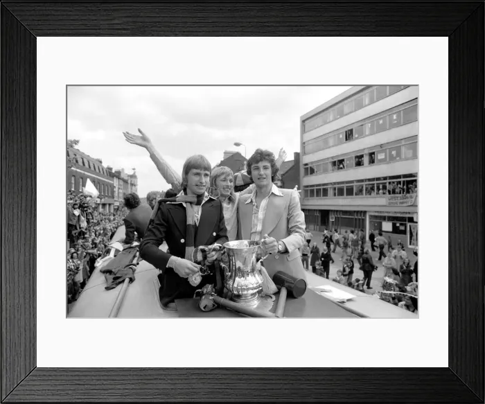 Framed Print : Triumphant West Ham players parade the FA cup trophy to their fans from an open top Framed Print : Triumphant West Ham players parade the FA cup trophy to their fans from an open top