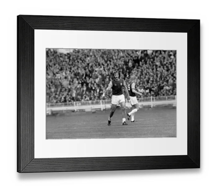 Framed Print : FA Cup Final at Wembley Stadium West Ham 2 v Fulham 0 Billy Bonds of West