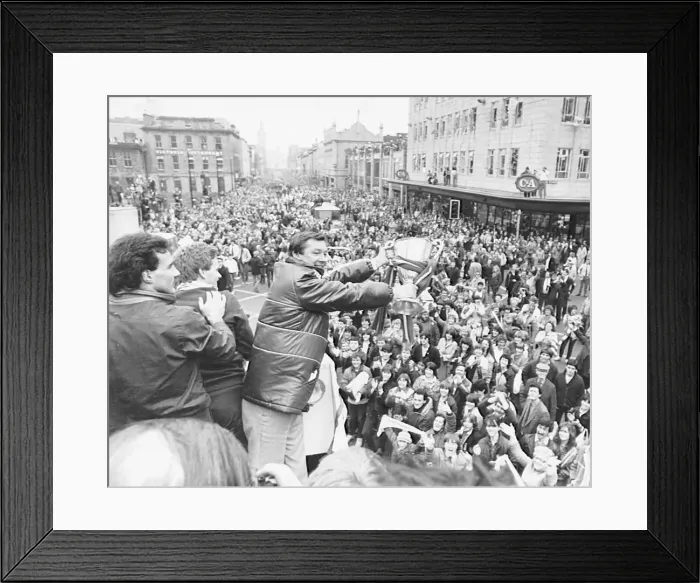 Framed Print : Alex Ferguson football manager Aberdeen FC holding cup on open-top bus driving along Framed Print : Alex Ferguson football manager Aberdeen FC holding cup on open-top bus driving along