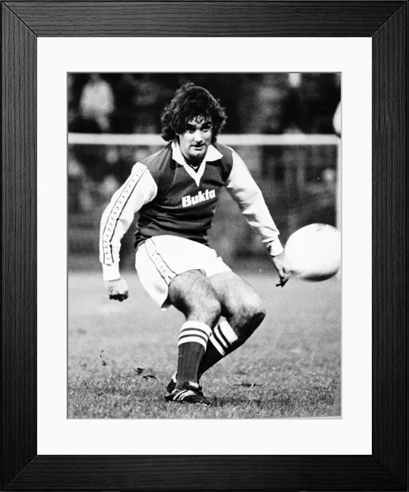 Framed Print : George Best football player for Hibernian FC. Circa November 1979 Framed Print : George Best football player for Hibernian FC. Circa November 1979