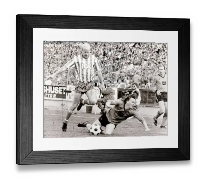Framed Print : Uefa Cup Final First Leg in Gothenburg May 1987 Gothenburg 1 v Dundee United 0 Framed Print : Uefa Cup Final First Leg in Gothenburg May 1987 Gothenburg 1 v Dundee United 0