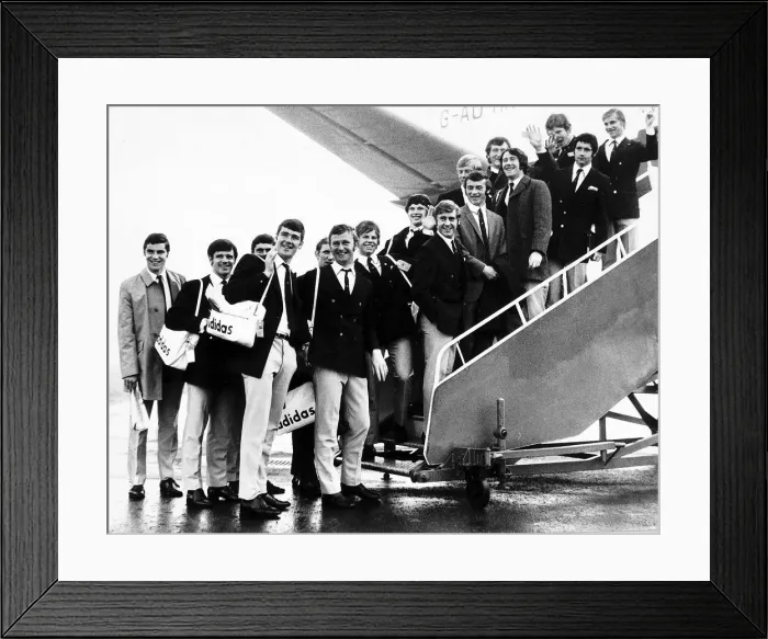 Framed Print : The Aberdeen Football team fly out from Dyce Airport to Hungary to play Honved in