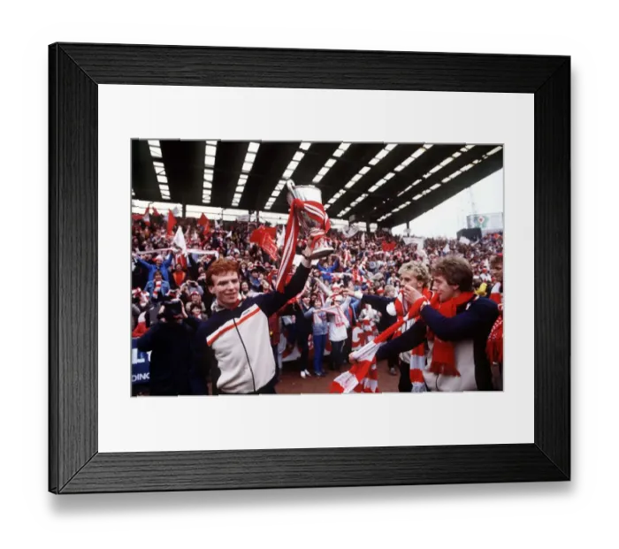 Framed Print : Aberdeens Alex McLeish holding the European Cup Winners Cup trophy aloft for fans