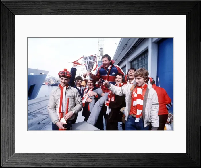 Framed Print : Aberdeen manager Alex Ferguson with members of his team hold the European Cup Winners Cup Framed Print : Aberdeen manager Alex Ferguson with members of his team hold the European Cup Winners Cup