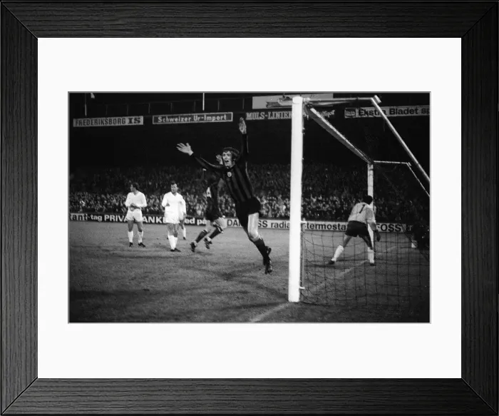 Framed Print : European Cup Winners Cup Quarter Final Play Off March 1971 Manchester City 3 v Framed Print : European Cup Winners Cup Quarter Final Play Off March 1971 Manchester City 3 v