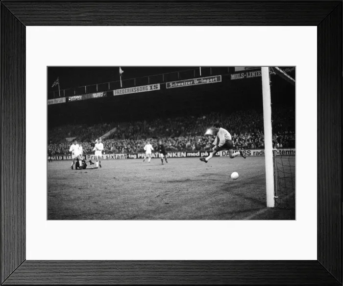 Framed Print : European Cup Winners Cup Quarter Final March 1971 Manchester City v Gornik 1971