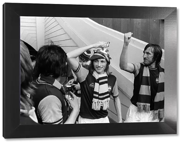 Alan Taylor & Billy Bonds of West Ham with Fa Cup 1975 after beating Fulham