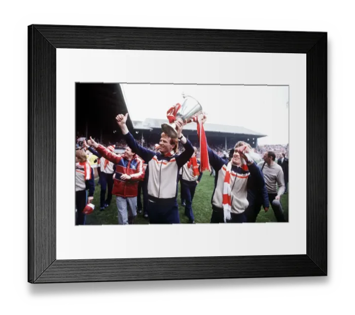 Framed Print : The Aberdeen team show off the European Cup Winners Cup trophy to fans at Pittodrie