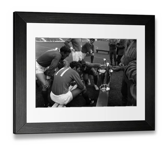 Framed Print : Manchester United players look at the European cup 1968 during photcall after beating Framed Print : Manchester United players look at the European cup 1968 during photcall after beating
