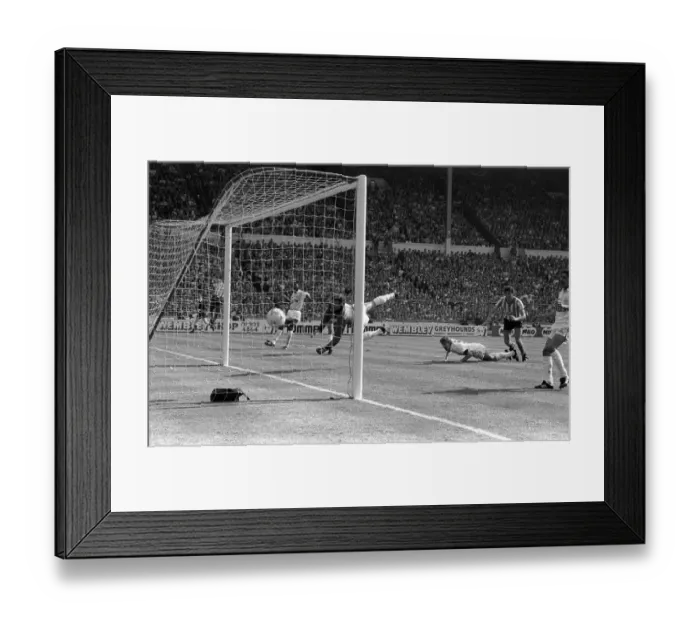 Framed Print : Gary Mabbutt scores in amazement an own goal during FA cup final 1987 between Tottenham Framed Print : Gary Mabbutt scores in amazement an own goal during FA cup final 1987 between Tottenham