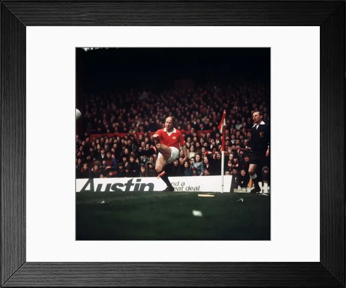Framed Print : Manchester United footballer Bobby Charlton takes a corner during his last game at Old Framed Print : Manchester United footballer Bobby Charlton takes a corner during his last game at Old