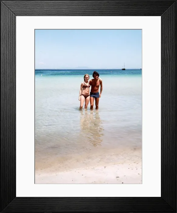Framed Print : George Best and Susan George on holiday in Palma Nova Majorca Framed Print : George Best and Susan George on holiday in Palma Nova Majorca