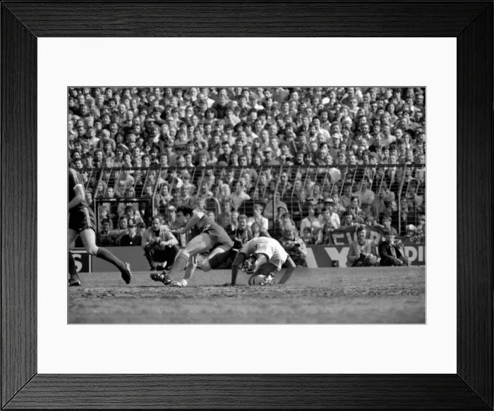 Framed Print : F.A Cup Semi Final - West Ham 1 v. Everton 1. April 1980 LF02-26-012 *** Local Caption Framed Print : F.A Cup Semi Final - West Ham 1 v. Everton 1. April 1980 LF02-26-012 *** Local Caption