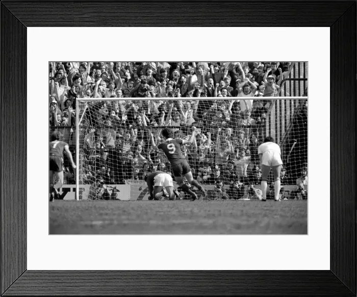 Framed Print : F.A Cup Semi Final - West Ham 1 v. Everton 1. April 1980 LF02-26-049 *** Local Caption Framed Print : F.A Cup Semi Final - West Ham 1 v. Everton 1. April 1980 LF02-26-049 *** Local Caption