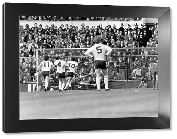 Tottenham Hotspur 2 v. Liverpool 0. March 1980 LF02-18-069 Local Caption Division