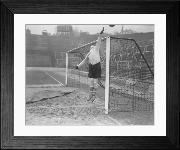 Framed Print : Football Sam Bartram (Charlton) B292 / 1 January 1951 Framed Print : Football Sam Bartram (Charlton) B292 / 1 January 1951